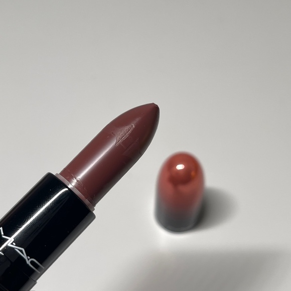 READ NEW RARE MAC love me lipstick full size in 409 Coffee & Cigs Discontinued - Picture 4 of 7